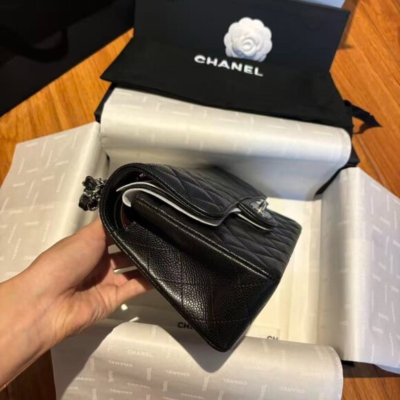 Classic CHANEL Bag: A Stylish and Versatile Choice for Elegance - Picture 6 of 6